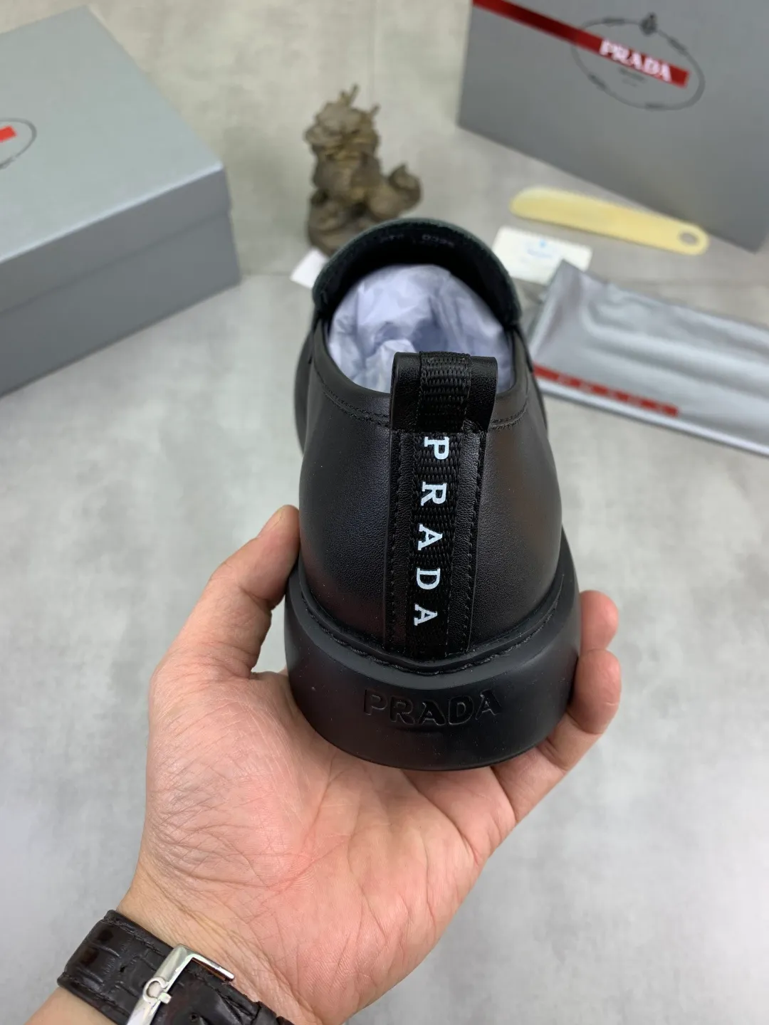 Men's Men's Shoes 💰P560 💰【New Style】 The latest model of high-quality PRADA classic men's shoes has been launched on the official website in 1:1 copy, synchronized in Hong Kong and on the same catwalk; all made of calfskin➕imported cowhide lining, 🍡🍡original rubber outsole, non-slip and wear-resistant; comfortable on the feet, attractive style, fine workmanship, and simple and neat shoe lasts, showing the courage and toughness of men, 👍sizes 38 to 44 (45 can be customized) black and white Blue color🉑️choose